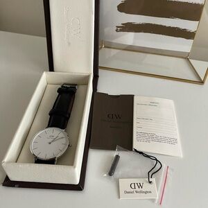 Daniel Wellington classic genuine leather watch
Color: Black strap